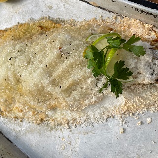 Peixe Vermelha Na Crosta De Sal