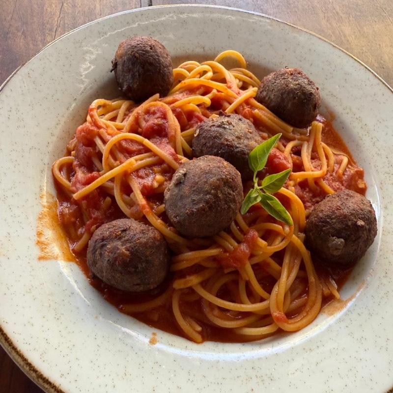 Linguine ao Molho de Tomate com Polpette