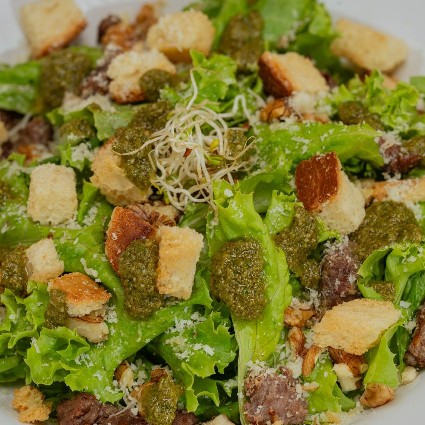 SALADA DO CHEF- CUBOS DE FILÉ MIGNON, SERVIDOS COM MIX DE FOLHAS, PARMESÃO RALADO, CRÔUTONS.FINALIZADA COM MOLHO PESTO