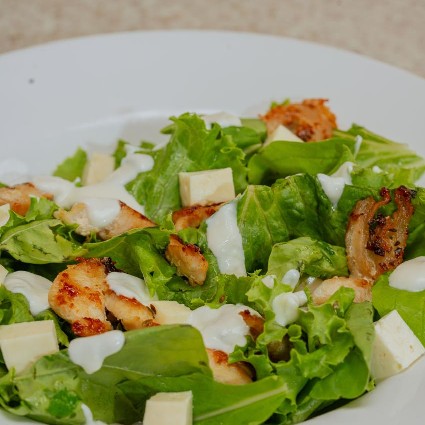SALADA CAESAR - TIRAS DE FILÉ DE FRANGO SERVIDAS COM ALFACE AMERICANA, RÚCULA, QUEIJO COALHO MOLHO CAESAR E GERGELIM