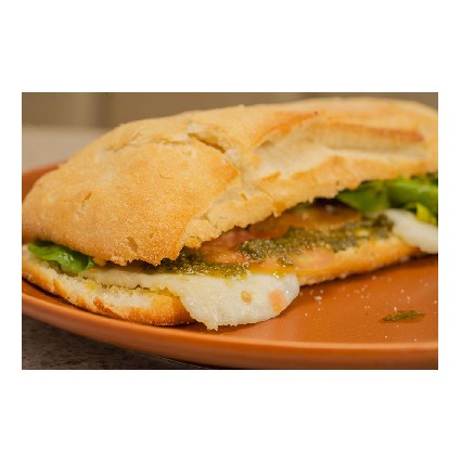 CIABATTA CAPRESE -SANDUÍCHE RECHEADO COM MUSSARELA DE BÚFALA, TOMATES FRESCOS,RÚCULA E MOLHO PESTO