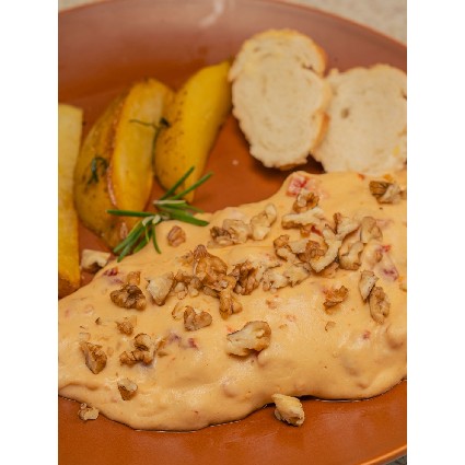 FILÉ DE FRANGO SERVIDO COM BATATAS RÚSTICAS REGADAS AO MOLHO DE MUSSARELA DE BÚFALA E TOMATE SECO