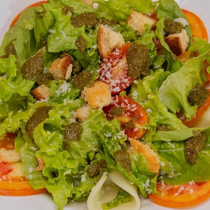 SALADA CAPRESE - ALFACE AMERICANA MUSSARELA DE BÚFALA, TOMATES FRESCOS E FOLHAS DE RÚCULAS COM MOLHO PESTO E CRÔUTONS
