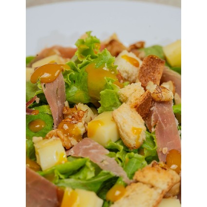 SALADA ROYALE - MIX DE FOLHAS COM PRESUNTO DE PARMA,CUBOS DE QUEIJO BRIE E NOZES PICADAS