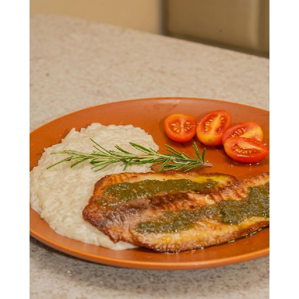 FILÉ DE TILÁPIA SERVIDO COM ARROZ CREMOSO, TOMATES FRESCOS E MOLHO PESTO